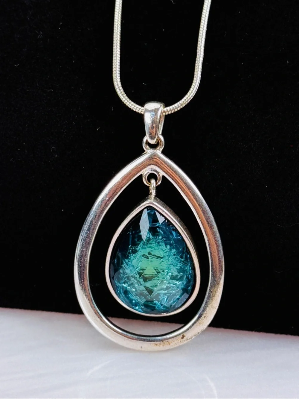 Silvertone reflective, blue green swirl dangle pendant necklace
